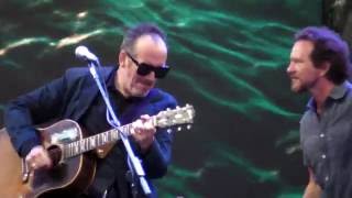 Eddie Vedder & Elvis Costello - PEACE LOVE AND UNDERSTANDING @ Ohana Festival 08-27-16