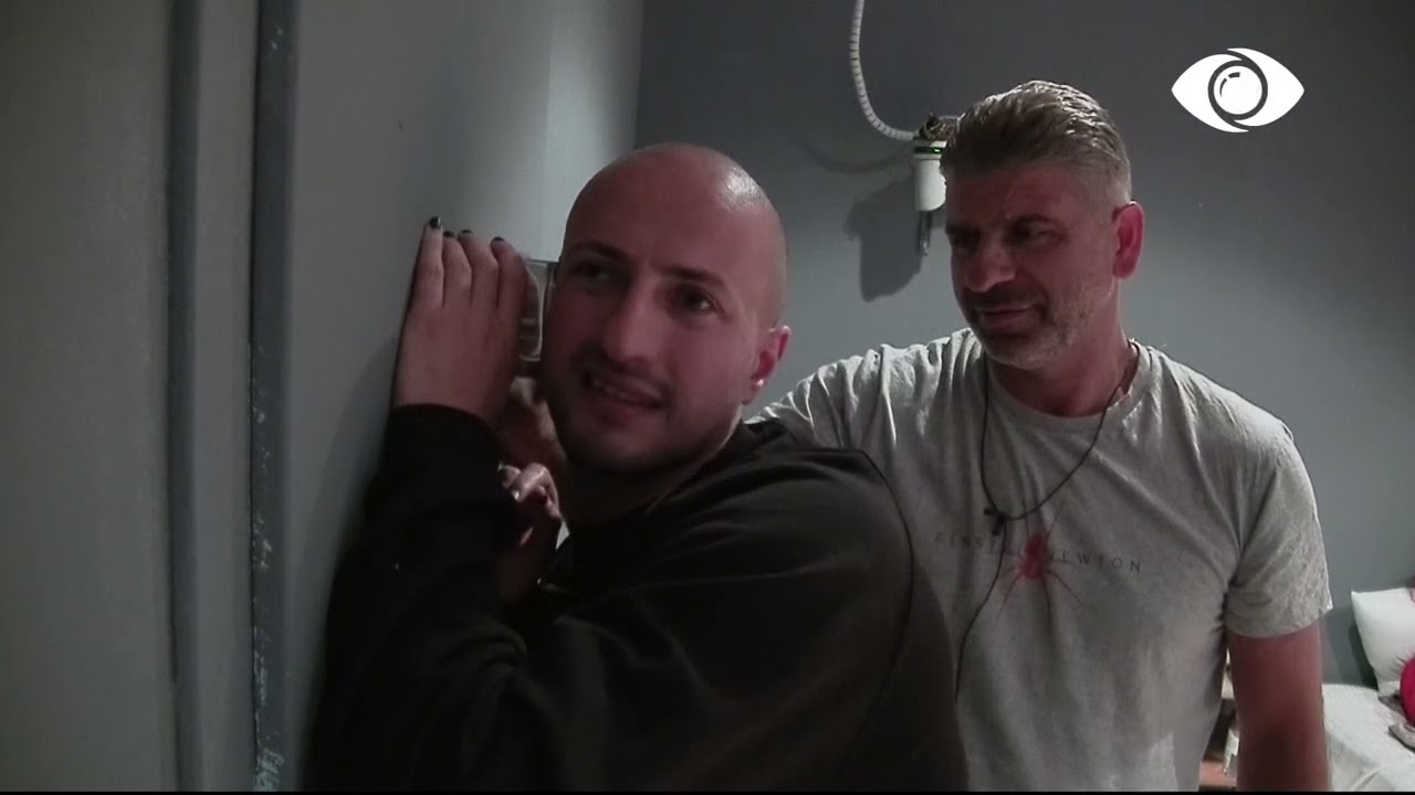 Të izoluar në burg, Kristi dhe Qetsori përpiqen të kenë kontakt me shtëpinë