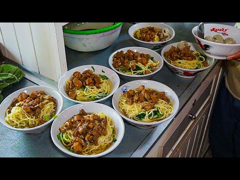 Celebrity's Favorite Chicken Noodles Sold Out 1,000 Bowls in a Day!!! Bojonegoro Culinary