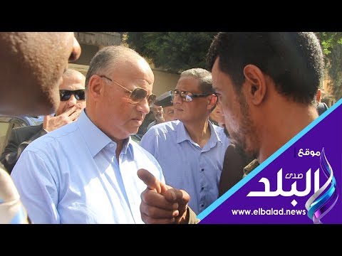محافظ القاهرة يستمع الى مشكلة أحد المواطنين ويعده بحلها خلال ساعتين 