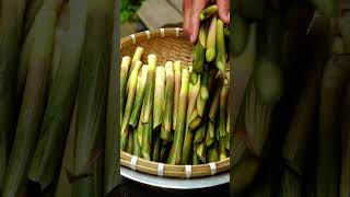 Măng tươi bóc vỏ bằng tay, vị cay nồng, ngon tuyệt! 