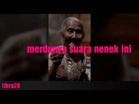 Merdunya suara nenek ini bernyanyi