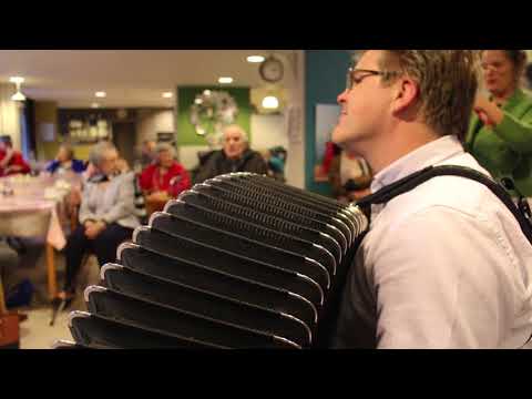 Met accordeonist Gwen Cresens trokken we naar woonzorgcentrum Dijlehof