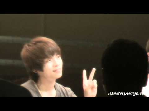 Jonghyun waving so cute !!