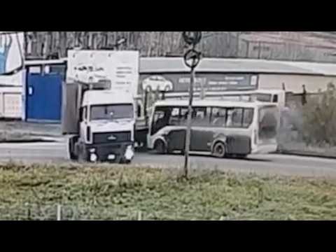 Автобус с 25 пассажирами вонзился в борт длинномера. Real video