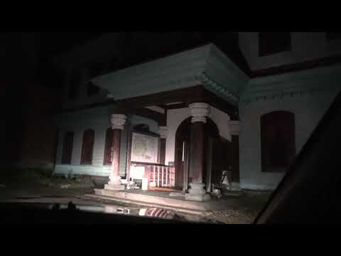 Exterior: Arruinado/antigo Escritório Distrital de Minamiaizu, designado como importante propriedade cultural pela Prefeitura de Fukushima, construído em 1888. Um edifício de madeira de estilo quase ocidental do início do período Meiji. Parte do edifício tem dois andares e um pátio interno.