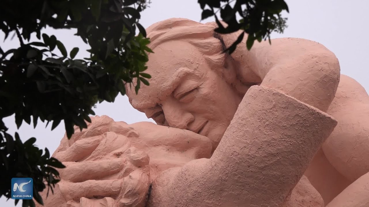 Peruanos celebran Día del Amor en el simbólico Parque del Amor de Lima