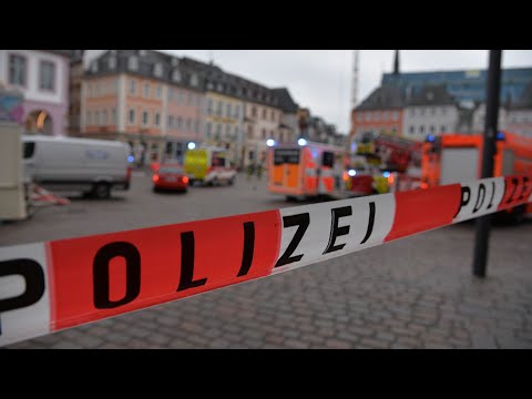 Auto rast durch Fußgängerzone in Trier