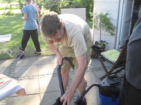 carsten banke støvsuger ukrudt på terassen i bjergsted