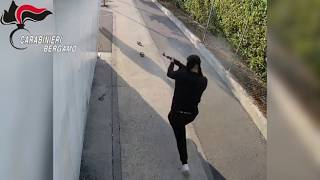 Sparatoria seriate, il video choc dell'agguato fuori dalle piscine con kalashnikov e pistola mitr...