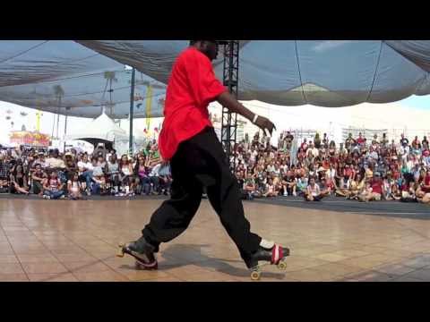 Amazing Roller Skater Pulls Off an Incredible Performance