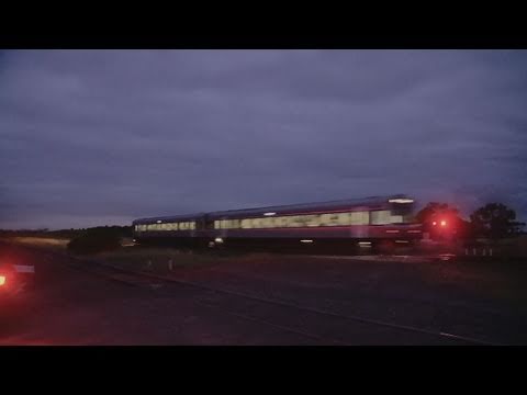Railway level crossing with boom gates - Vline "Sprinter" passenger train - PoathTV