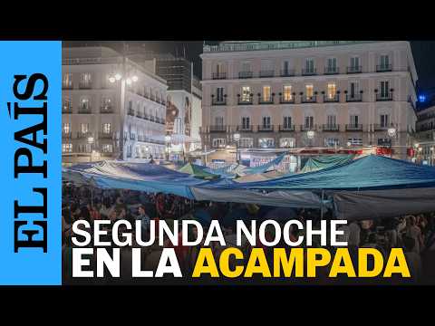 Así ha vivido su segunda noche la acampada multitudinaria en la Puerta del Sol | EL PAÍS