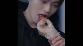 Download lagu He eat crayfish🦞for the first time💕in Tong yao's Hand🥰🤗Everyone shocked😮😂 | Falling Into Your Smile💗 mp3
