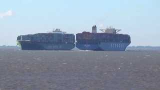 preview picture of video 'Containerriesen begegnen sich auf der Elbe'