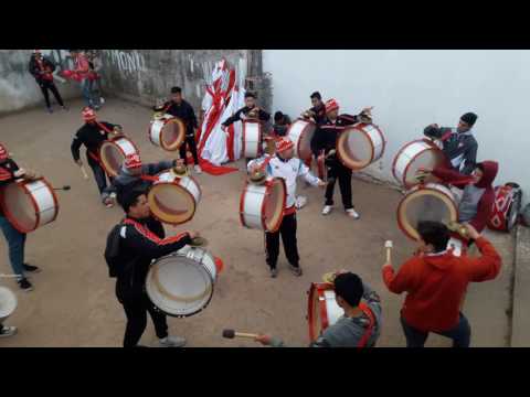 "Bombos y trompetas de Los Capangas y La 61 - Previa contra San Martín de Tucuman" Barra: Los Capangas • Club: Instituto • País: Argentina