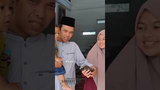 Download lagu UAS ASKS FOR HIS WIFE'S CELLPHONE TO TAKE A PHOTO TOGETHER mp3