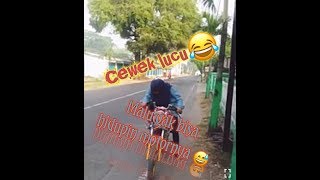 preview picture of video 'Cewek herex lucu gk bisa nyetater motor'