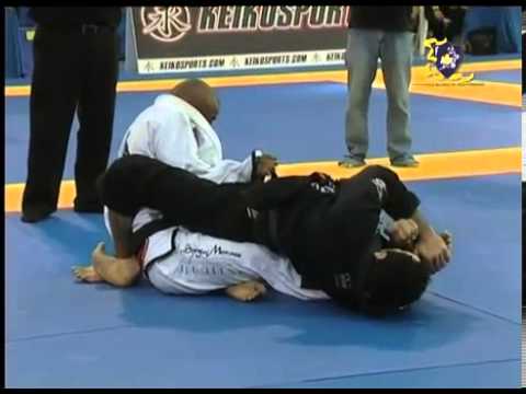 Standing closed guard sweep - Braulio Estima vs Sergio Moraes