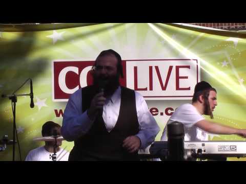 Shloime Taussig preforming at the COLlive Bash 2