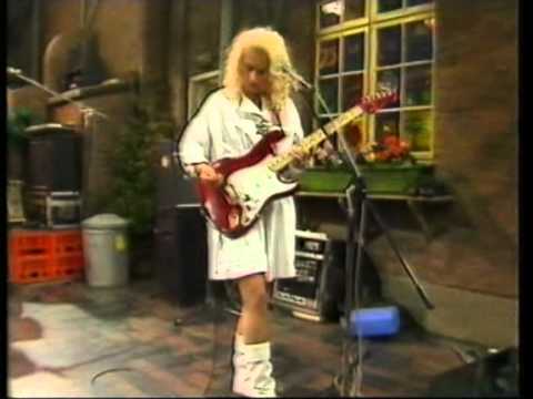 The Belle Stars - Indian Summer, live on No.73 - 1983
