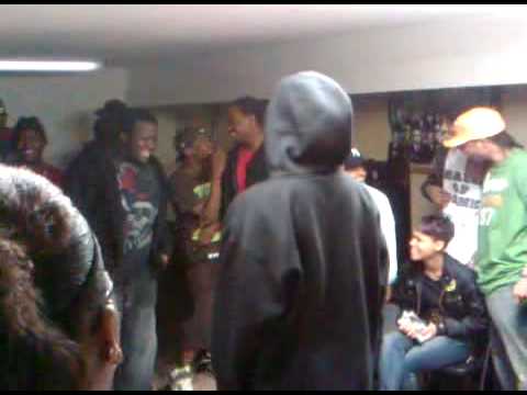 Lee Major beats Jewelz in rap battle @ Yung Blaze CD signing in Rockford,IL.3GP