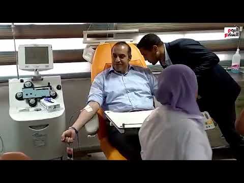 المستشار محمود فوزي مدير حملة المرشح عبد الفتاح السيسي يتبرع بالدم لصالح الشعب الفلسطيني
