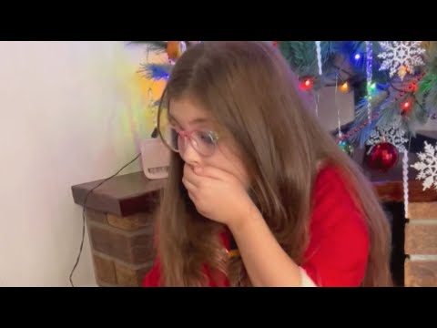 Dankbares Mädchen ist ganz ergriffen, als ihr 6 Jahre alter Traum endlich Wirklichkeit wird *Sie ...