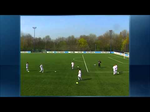 Fussball Training  U19 Schalke 04 Angriffsfussball   Wandspiel Doppelpass in der Raute