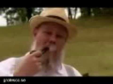 Bestefar smokes pipe for 10 minutes