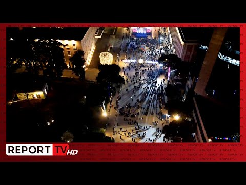 PAMJE ME DRON/ Protesta e PD, Berisha mbledh një grusht militantësh para Kryeministrisë