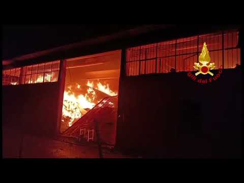 Le operazioni di spegnimento dell'incendio a Poggio a Caiano