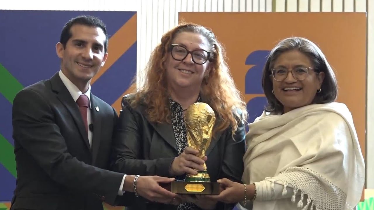 Alcaldía de Iztapalapa recibe y exhibe réplica oficial de Copa Mundial 2026