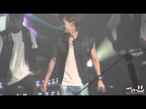 [FANCAM] 100806 SHINee Onew slipping/smiling at backdancer during fan service @ MB