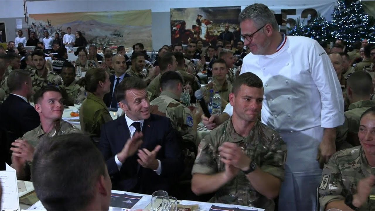 Video | Emmanuel Macron dines with French troops in the United Arab Emirates | AFP
