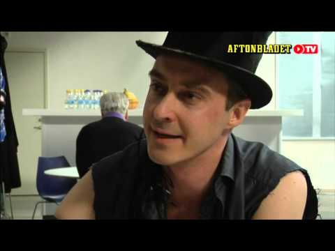 Peder gråter ut i tidningen - något som blir succé - Boy Machine (TV4)