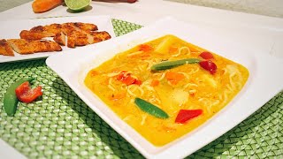 Kokos- Curry Suppe / Thai Curry Suppe mit Kokosmilch / herzhaft scharf / einfach und lecker