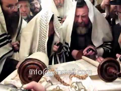 Rachmistrivka Rebbe Oleh on Sanz Sefer Torah at Zupnik House