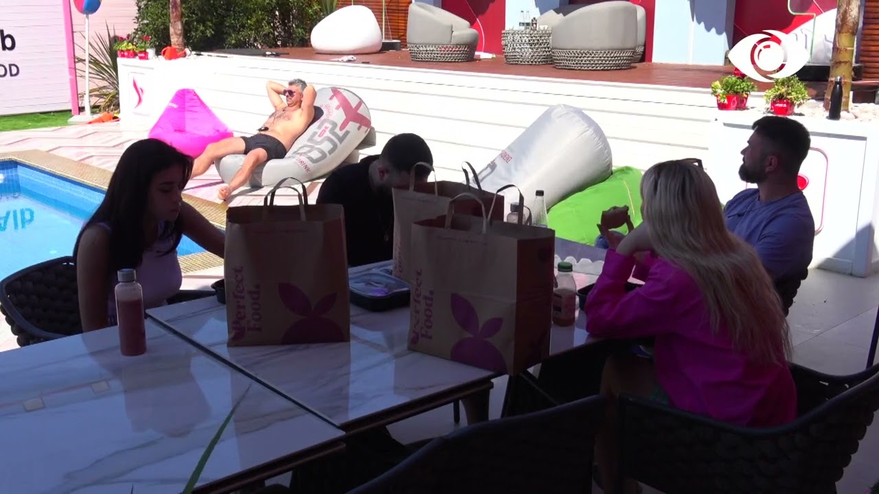 Lorenci komplimenton dhe puth në faqe Jorin