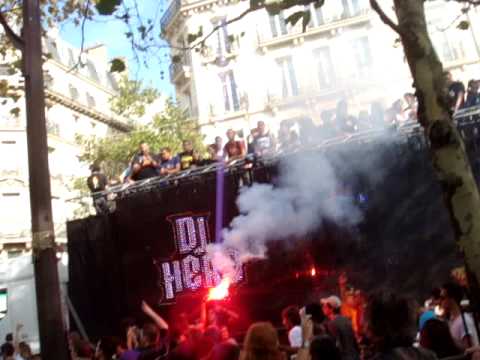 AXWELL TECHNO PARADE 2009 PARIS CHAR DJ HERO INVADER 2