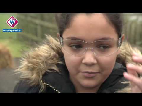 Kinderen delen vuurwerkbrillen uit in Den Haag