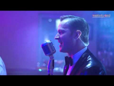 Vedėjas Linas Lapėnas atlieka dainą "Dėl tavęs galiu"