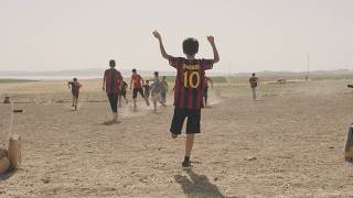 戦争が奪ったメッシに憧れる少年の左脚と夢...映画『バグダッド・メッシ 片足のサッカー少年』予告編