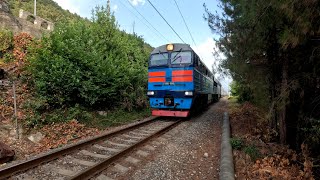 Пассажирский поезд под тепловозом 2ТЭ116У-0200 прибывает на станцию Цандрыпш (Абхазия), 06/07/2024