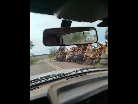 Carreta tombada entre Goioxim e Campina do Simão #acidente  #tombamento