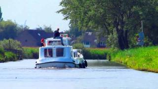 preview picture of video 'Broek in Waterland, Broekervaart, huurboot zwabbert alle kanten op'