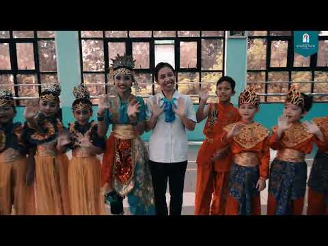 Tari Pileuleuyan SD Regina Pacis Bogor.