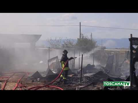 2017-08-29 PRATO - A FUOCO UN DEPOSITO DI MATERIALI EDILI