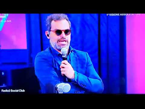 Andrea Perroni imita Renato Zero