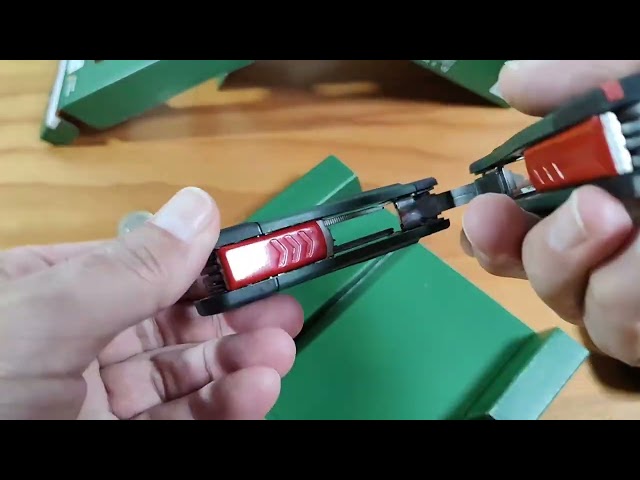 Vídeo relacionado con Bosch Multiherramienta 16 en 1 (bricolaje, exteriores y acampada, acero inoxidable,función de bloqueo, mango antivibraciones, 16 funciones: alicates; cúter; destornillador; cuchillo; sierra, etc.)
